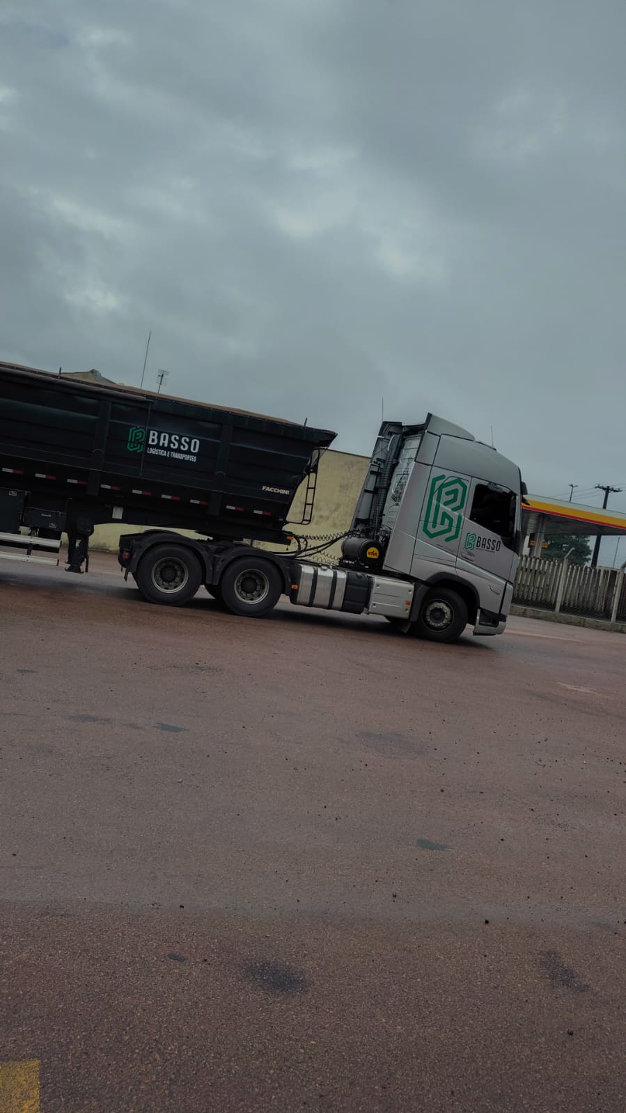 Conjunto rodoviario da Basso Logistica