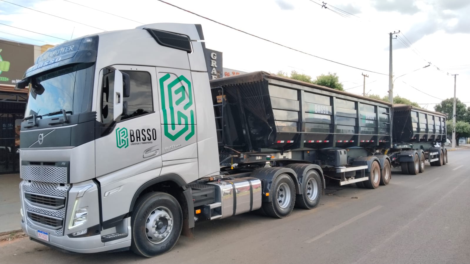 Caminhao da frota Basso em operacao