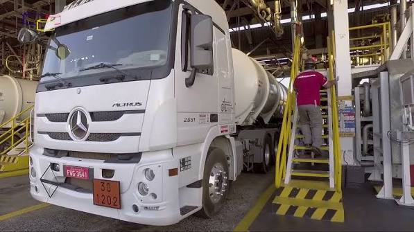 Caminhão-tanque em operação de carregamento industrial