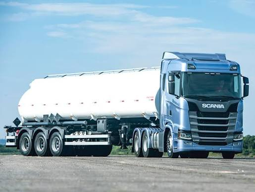 Caminhão com carreta-tanque para transporte de cargas líquidas